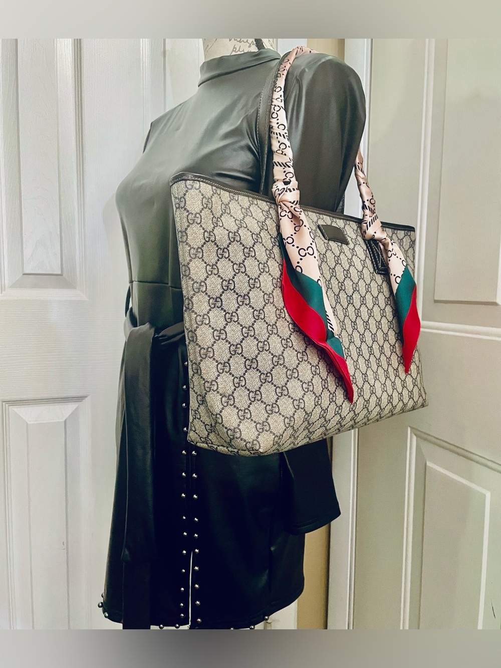 Gucci Beige GG Supreme Canvas Tote - Picture 3 of 16